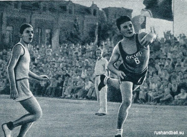 Игрок Киевского института физической культуры бросает мяч левой рукой в момент, когда соперник в состоянии помешать лишь броску правой.